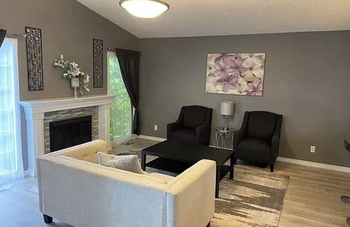 Northeast Edmonton Casa | 3-bedroom house in amazing Edmonton with WiFi, AC