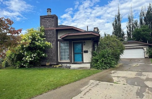 Northeast Edmonton Casa | 3-bedroom house in amazing Edmonton with WiFi, AC