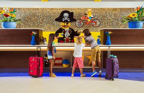 Cypress Gardens Casa | Beach Retreat Bungalow: Family Joy, LEGO Surprises, Steps from the Waterpark