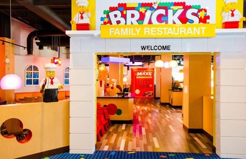 Cypress Gardens Casa | Beach Retreat Bungalow: Family Joy, LEGO Surprises, Steps from the Waterpark