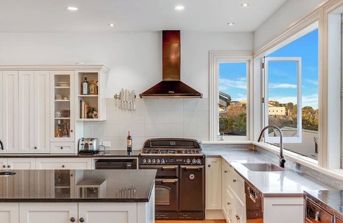 Devonport Casa | Stunning hillside home with city views