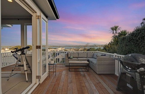 Devonport Casa | Stunning hillside home with city views