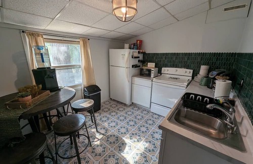 Aberdeen Casa | The Bungalow @ Garfield Park, 5 min walk to Avera St. Lukes.