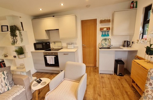 Botley Cabina | Botley Garden lodge, short walk to lots pubs and restaurants, train station.
