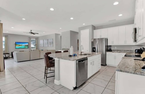 West Kissimmee Casa | Minutes to Disney! Pool, Air Hockey, Dog Friendly!