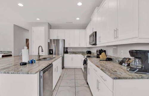 West Kissimmee Casa | Minutes to Disney! Pool, Air Hockey, Dog Friendly!