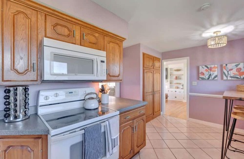 Arrington Cama Y Desayuno | For long family stays, girls wine weekends. Heated pool, hot tub, game room. Walk to brewery.