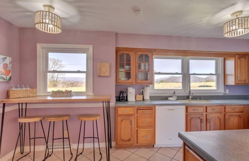 Arrington Cama Y Desayuno | For long family stays, girls wine weekends. Heated pool, hot tub, game room. Walk to brewery.