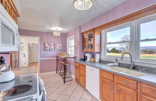 Arrington Cama Y Desayuno | For long family stays, girls wine weekends. Heated pool, hot tub, game room. Walk to brewery.