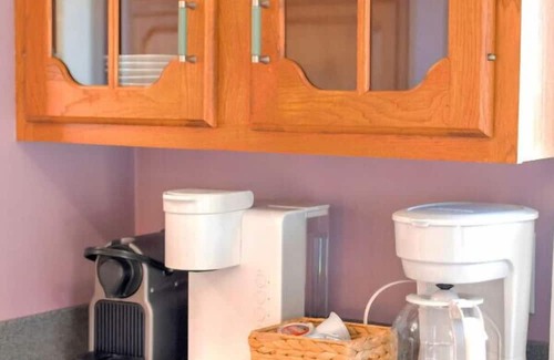 Arrington Cama Y Desayuno | For long family stays, girls wine weekends. Heated pool, hot tub, game room. Walk to brewery.