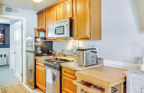 Wildwood Crest Condominio | Walk to Beach: Poolside Condo in Wildwood Crest!