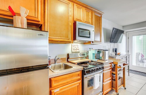 Wildwood Crest Condominio | Walk to Beach: Poolside Condo in Wildwood Crest!