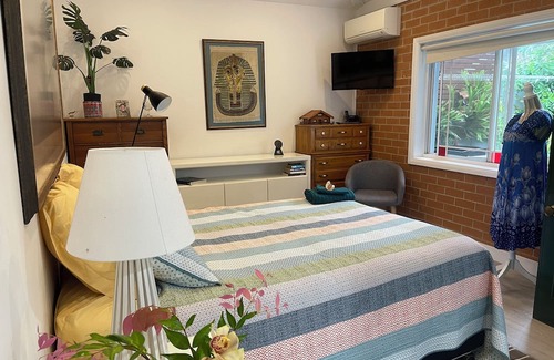 Manly Apartamento | Private Guest Bedroom with ensuite and courtyard