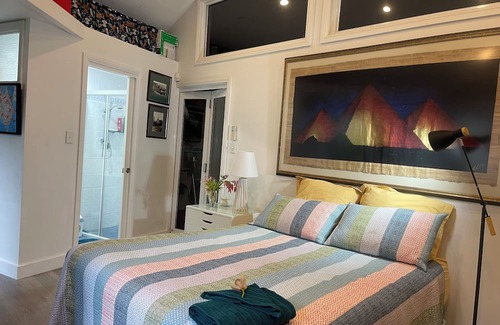 Manly Apartamento | Private Guest Bedroom with ensuite and courtyard