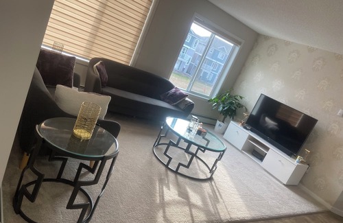 Southwest Edmonton Apartamento | Fabulous 2-bedroom apartment with WiFi in charming Edmonton