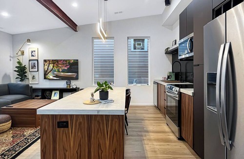 Pilsen Apartamento | Modern & Chic Retreat: 2-bedroom apt. in an ideal location in Chicago