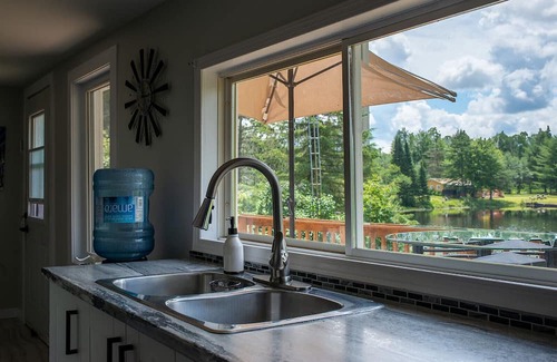 Namur Cabaña | Detente Namur, a delightful two-bedroom chalet nestled by a tranquil small lake