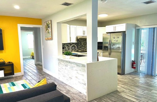 Highland Garden Casa | Cozy Home with Luxurious Backyard and Sauna in Hollywood Perfect for Relaxation!