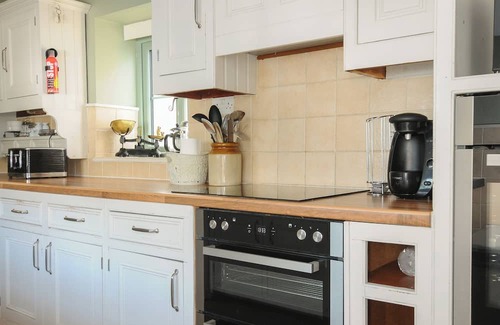 Hartland Cabaña | ORCHARD COTTAGE, pet friendly, character holiday cottage in Hartland