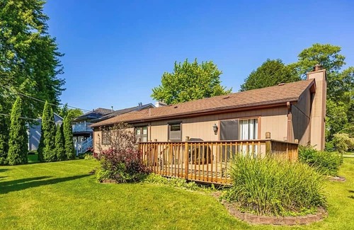 East Hazel Crest Casa | Charming 3-bedroom home with WiFi & AC in quiet East Hazel Crest. Near Casino.