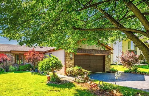 East Hazel Crest Casa | Charming 3-bedroom home with WiFi & AC in quiet East Hazel Crest. Near Casino.