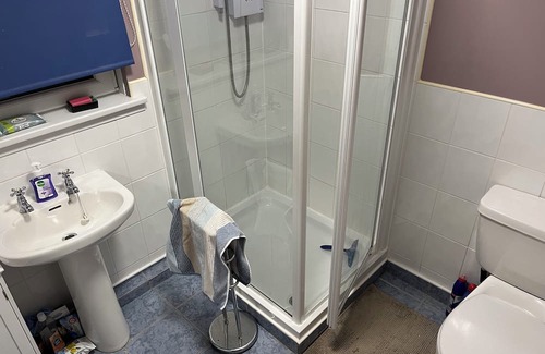 Perth Apartamento | Bright and spacious bedroom. Forget your worries in this spacious, serene space.