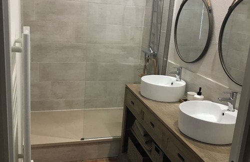 Saint-Romain-de-Benet Cama Y Desayuno | In a beautiful property, very pretty, comfortable guest room in a quiet location.