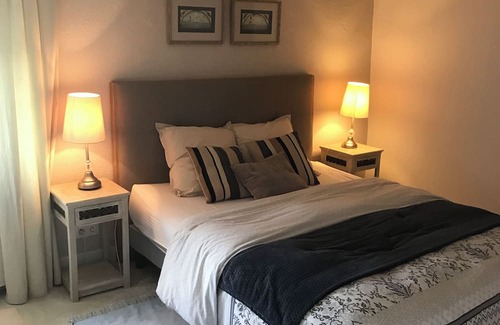 Saint-Romain-de-Benet Cama Y Desayuno | In a beautiful property, very pretty, comfortable guest room in a quiet location.