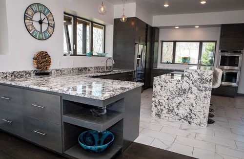 Hazel Green Casa | Private Lux House on 4 acres w Mississippi Views 10 min from Downtown Dubuque