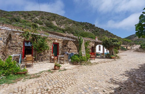 Carrapateira Apartamento | Studio Apartment 'Vento' with Mountain View, Shared Terrace and Wi-Fi