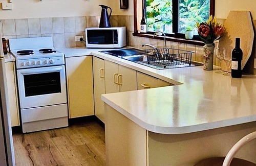 Port Willunga Casa | Cosy retro style holiday home, pet friendly. nClose to beach.