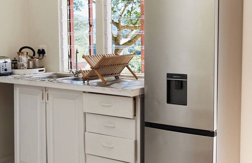 Knysna Cabina | Peaceful Nature Lover's cabin with WiFi and a retro caravan