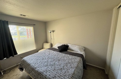 Oakley Casa | Charming 1 bedroom with private bathroom in 3 bedrooms house in Oakley with WiFi