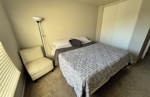 Oakley Casa | Charming 1 bedroom with private bathroom in 3 bedrooms house in Oakley with WiFi