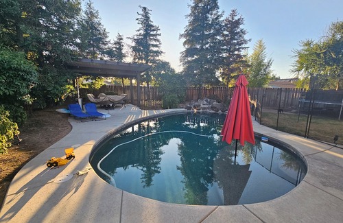 Clovis Casa | Spacious 4-bedroom house in delightful Clovis with WiFi, AC, Pool, Patio