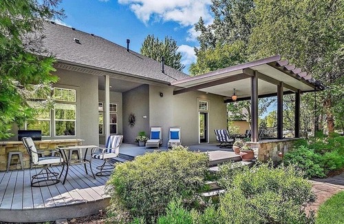 Northwest Boise City Casa | Luxurious Waterfront Oasis: Exclusive Single-Level Retreat with Stunning Views