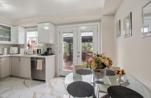 Watertown Casa | Spacious 5-bedroom house in wonderful Hamilton with fitness room, WiFi .