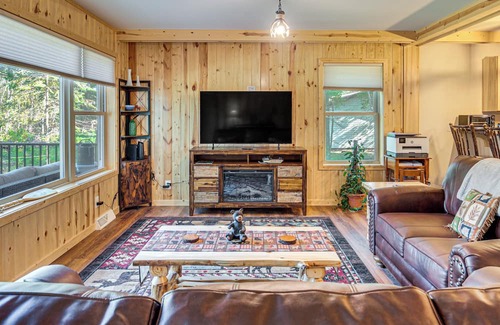 Eagle River Cabaña | Peaceful Eagle River Cottage w/ Deck, Pets Welcome