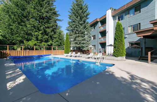 Whistler Creekside Condominio | Whistler Peak FREE parking, Pet Friendly, Backyard Lake - 5 Min Walk to Gondola