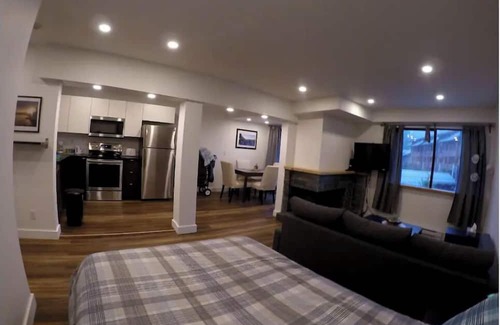 Whistler Creekside Condominio | The CABIN 5min Walk to Gondola + FREE PARKING + Hottub + Pet Friendly!