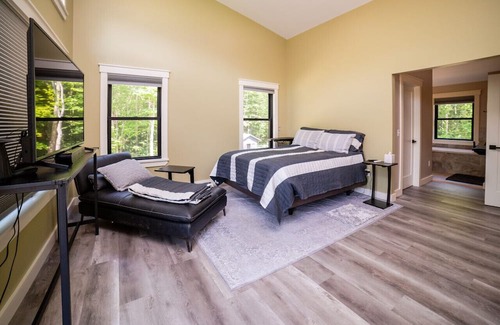 Belfast Casa | Swan Lake Bird House