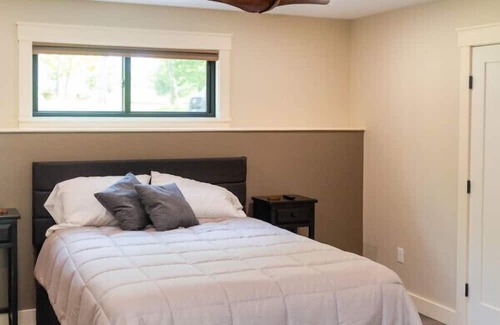 Belfast Casa | Swan Lake Bird House