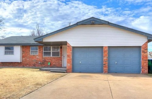 South Oklahoma City Casa | The House of Cards ♥️ ♠️ ♦️ ♣️