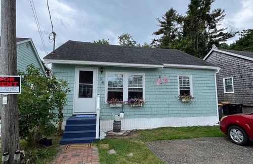 Higgins Beach Cabaña | Charming 2-bedroom cottage with WiFi- short walk to Higgins Beach, Scarborough