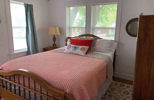 Llano Apartamento | Downtown Llano: charming 1/1 corporate apt - WiFi, AC, 1 block from Llano River!