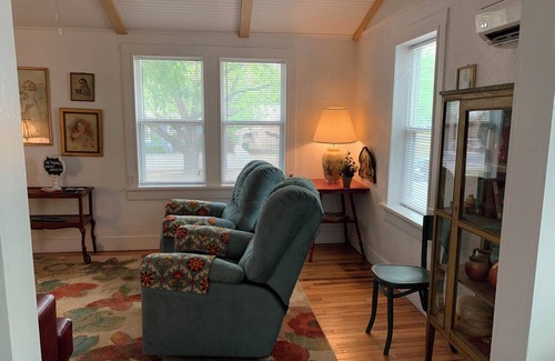 Llano Apartamento | Downtown Llano: charming 1/1 corporate apt - WiFi, AC, 1 block from Llano River!