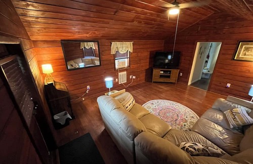 Jackson Cabina | Cozy Couples Cabin in Jackson with AC and fully stocked fish pond for your use