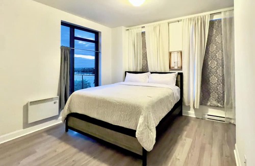 Pierrefonds-Roxboro Apartamento | Luxurious Penthouse with River Views & Stunning Sunsets in Tranquil Pierrefonds