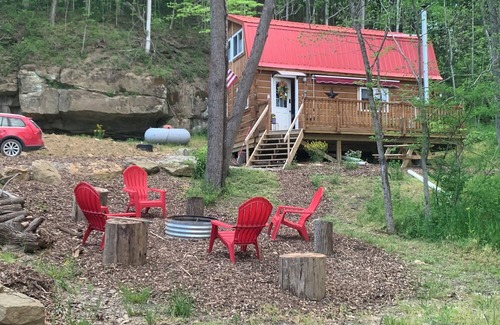 Chandlersville Cabina | Cozy Cabin near The Wilds- Pet Friendly