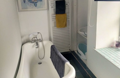 St. Brides Netherwent Villa | Peaceful 18th Century Barn Conversion 2BR/sleeps 4, dog friendly, free parking.